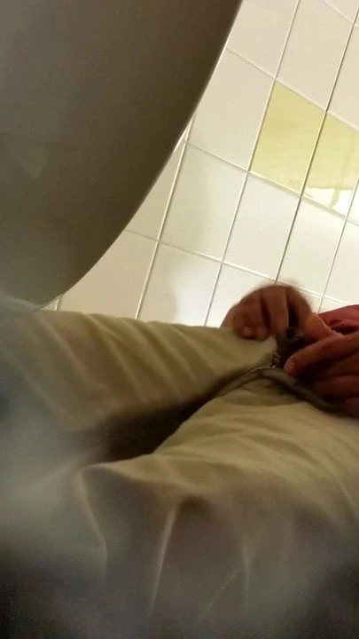 2 uncut stepdaddies peeing understall