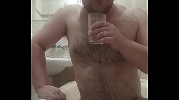 A Russian gay man in the bathroom got a load of fresh cum to pour into his mouth!