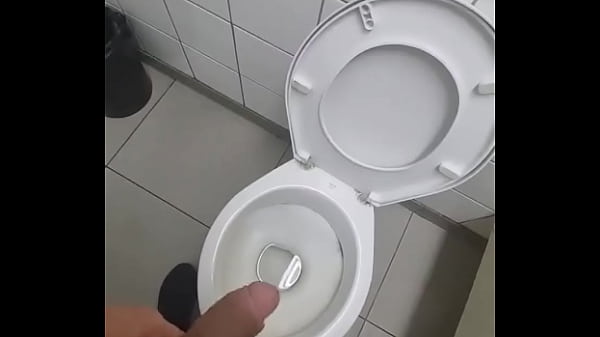 Batendo uma no banheiro da estação.