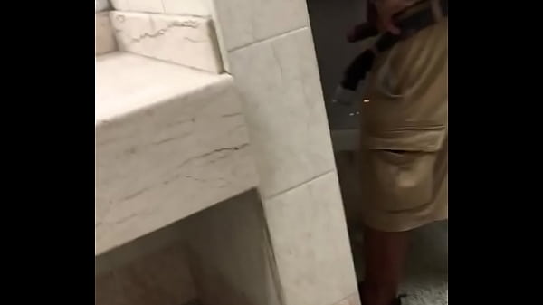 En el baño hetero muestra pito