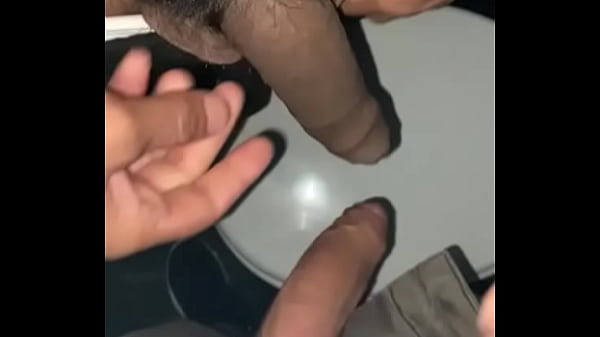 Estamos no meio da Boate e ele me chamou pra ir ao Banheiro. Parte 1