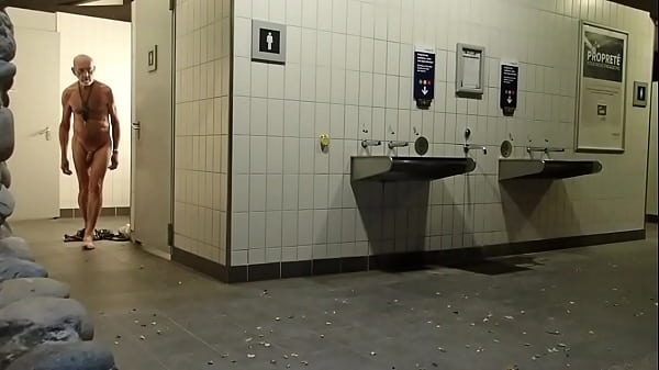 exhibition dans les chiottes d’une aire d’autoroute du sud est