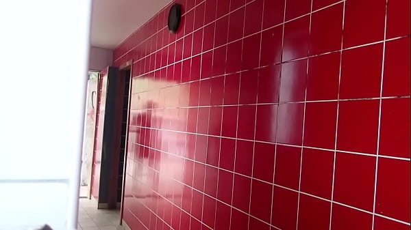 exhibtion dans les chiottes d’une aire d’autoroute