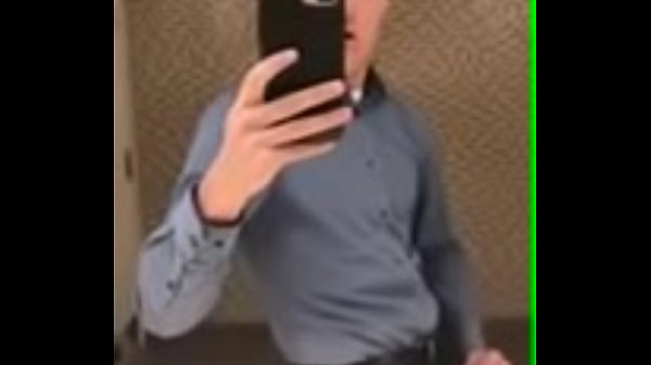 Gozando en baño de centro comercial