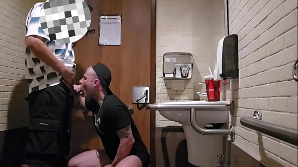 Levando pau grosso no banheiro do shopping!