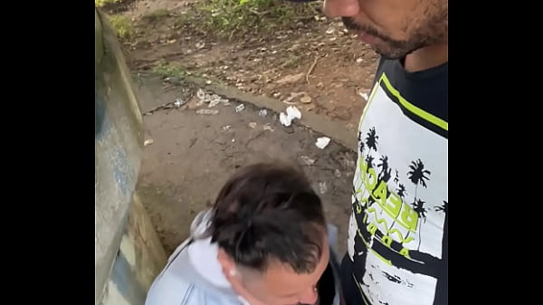 Mamando coroa no banheiro do metrô