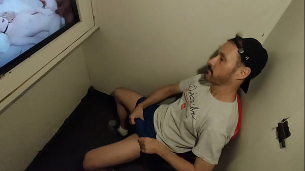 O casado dotado pegando o desconhecido no glory hole