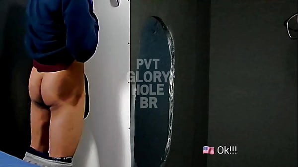 Olha que delícia esse motoboy me dando muita porra no GloryHole!!! (COMPLETO NO RED)