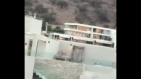 Pareja cogiendo en público