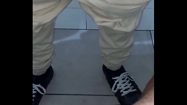 pete en el baño publico de la axion