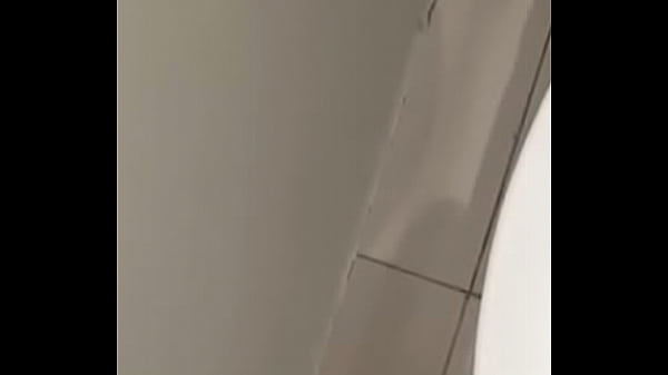 Safado batendo uma no banheiro do mercado antes do almoço