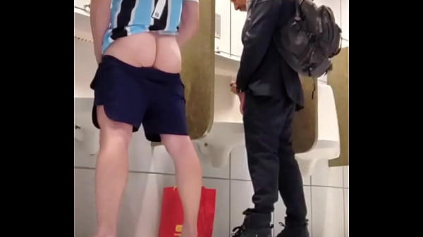 SEGURANÇA FUDEU O NOVINHO DOTADO NO BANHEIRÃO DO SHOPPING EM FLORIANÓPOLIS