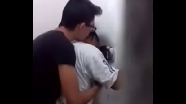 Torcedor corintiano dando no banheiro