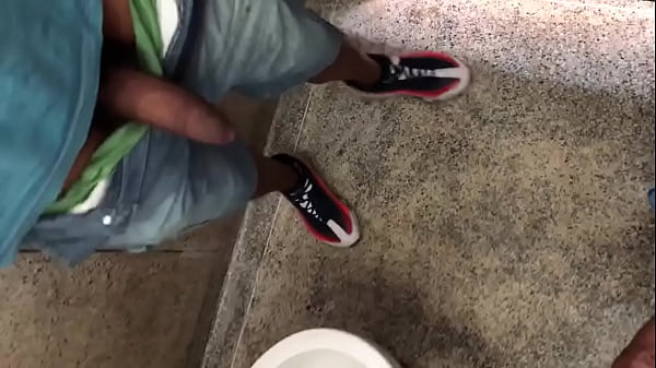 Batendo uma no banheiro da praça