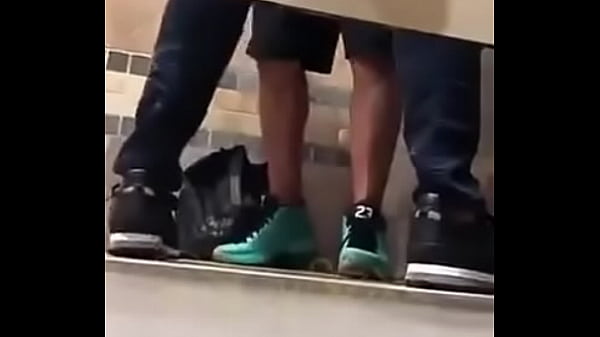 Cogiendo rico en el baño gay