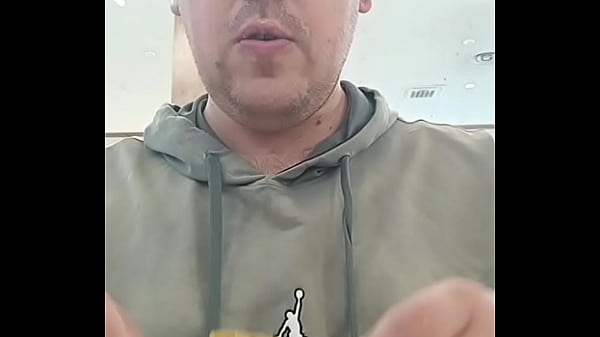 Гей из России решил сначала пообедать чтобы набраться сил перед мастурбацией в туалете торгового центра!