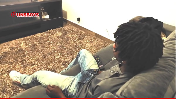 Garoto gostosinho tomando banho na casa do amigo gay