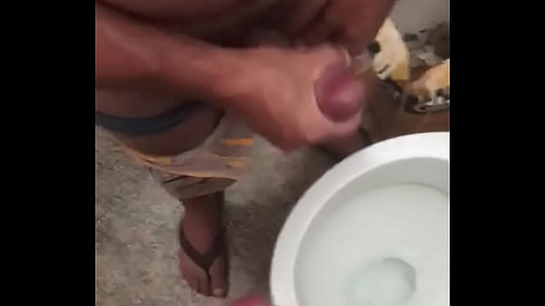 Gozando no banheirão com o hétero casado pai de família