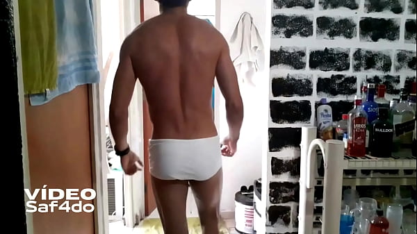 Macho dotado tomando banho na casa do amigo