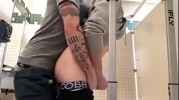 RAPIDIN EN LOS BAÑOS GAY