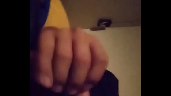 Chico gay jalando el pene