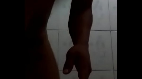 Chico tocandose en el baño hasta acabar