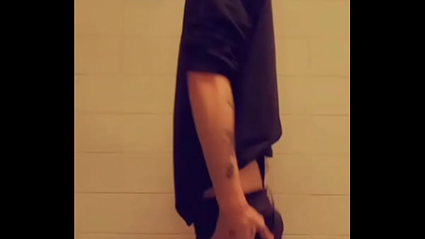 femboyscotty23 – Public restroom ass spreading