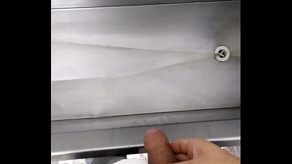 Haciendo pipí en el baño