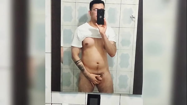 Joven pajero tirando semen en el suelo de su baño