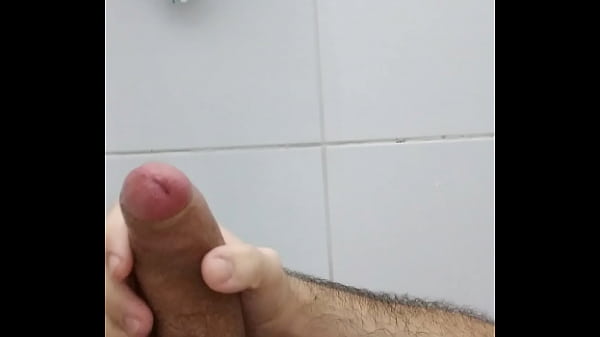Punheta com gozada gostosa no banheiro.