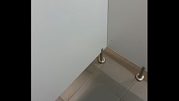 SEGURANÇA NEGRO MUSCULOSO GOZANDO NO BANHEIRO PUBLICO DO SHOPPING