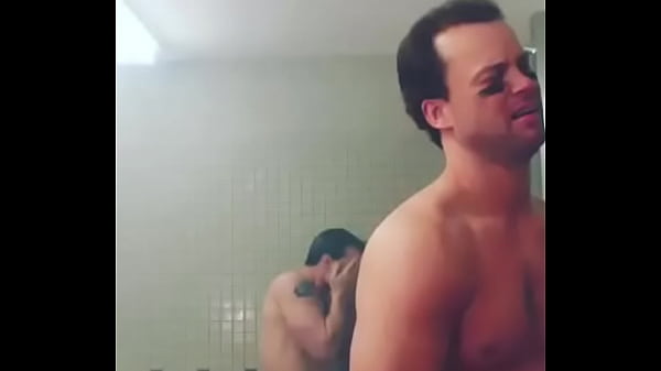 Ducha gay Super hot termina mal