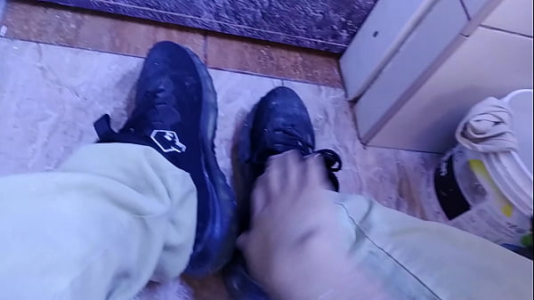 HAVE A REST WITH ME AND MY SMELLY SOLES