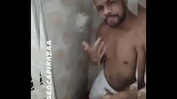 Negão tomando banho