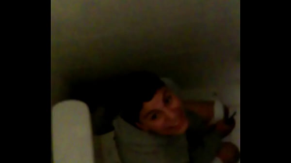 Chico gay se masturba en el baño