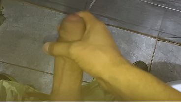 Punheta muito gostosa do corno no banheiro público