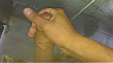 Punheta no banheiro público