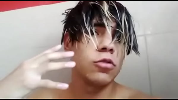 CHICO GAY CALIENTE SE BAÑA EN PLENA CLASE Y SE COJE A LA PROFESORA
