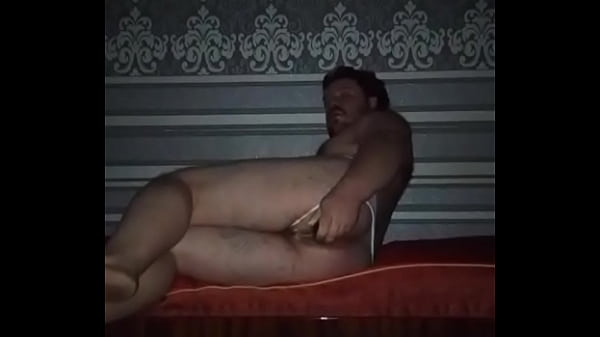 Гей трахает свою огромную аппетитную ЖОПУ стоя и  лёжа на диване!