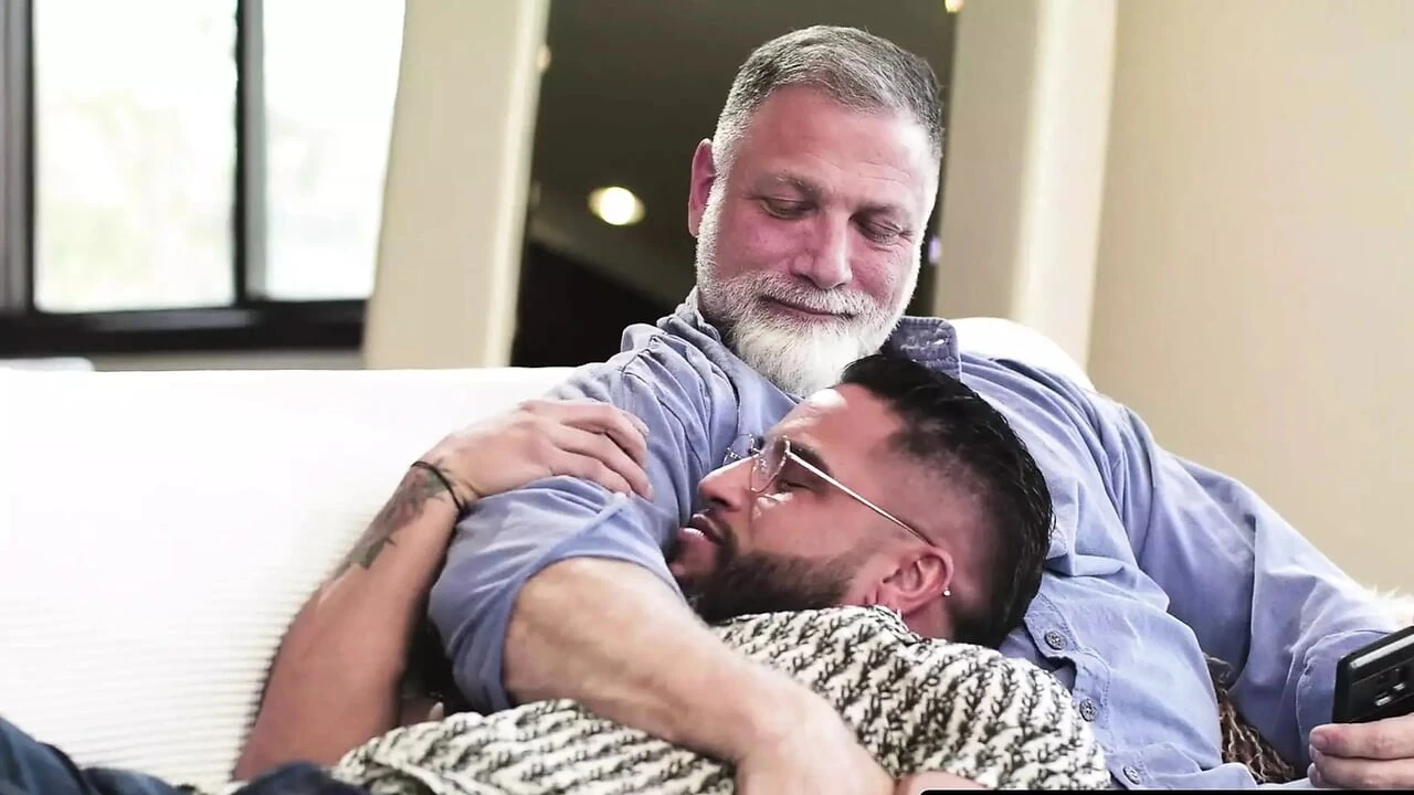 HETEROFLEXIBLE – Bear DILF Brings Hot Muscle Hunk Home So Bottom Boyfriend Can Top Too! DP THREESOME