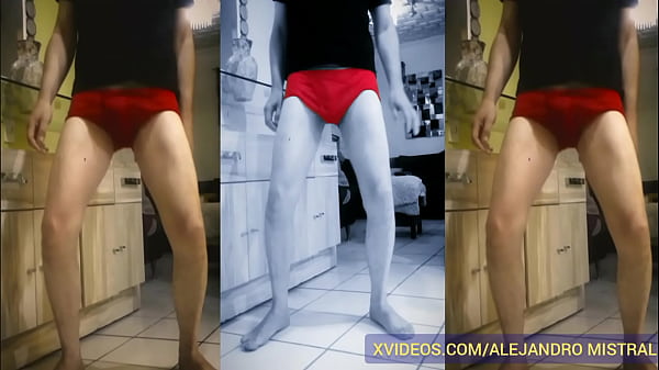 Vídeo gay relajado en trusas agarrándose  la verga